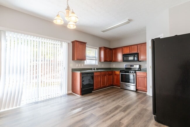 Building Photo - 4 Bedroom/2.5 Bath Townhouse!