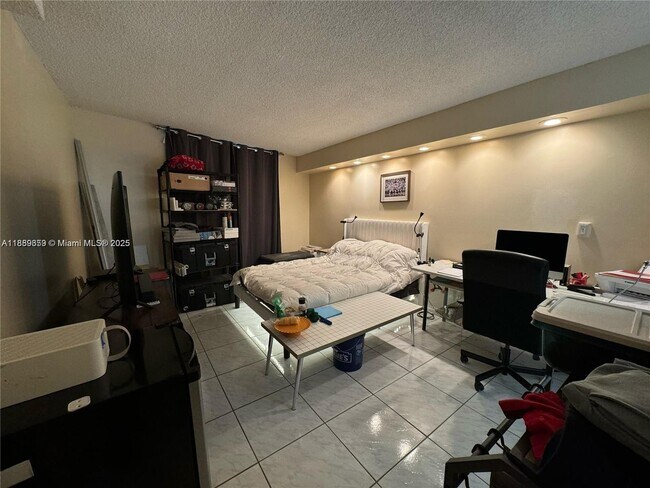 Building Photo - 3720 Inverrary Dr
