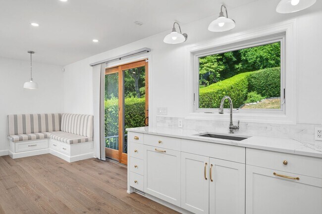 Building Photo - Spacious 3 Bed, 3 Bath