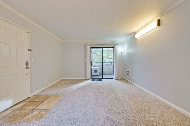 Building Photo - 1 Bed 1 Bath With Lots of Amenities!