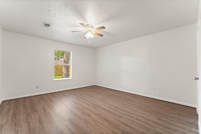 Building Photo - 2102 Whitelaw Dr