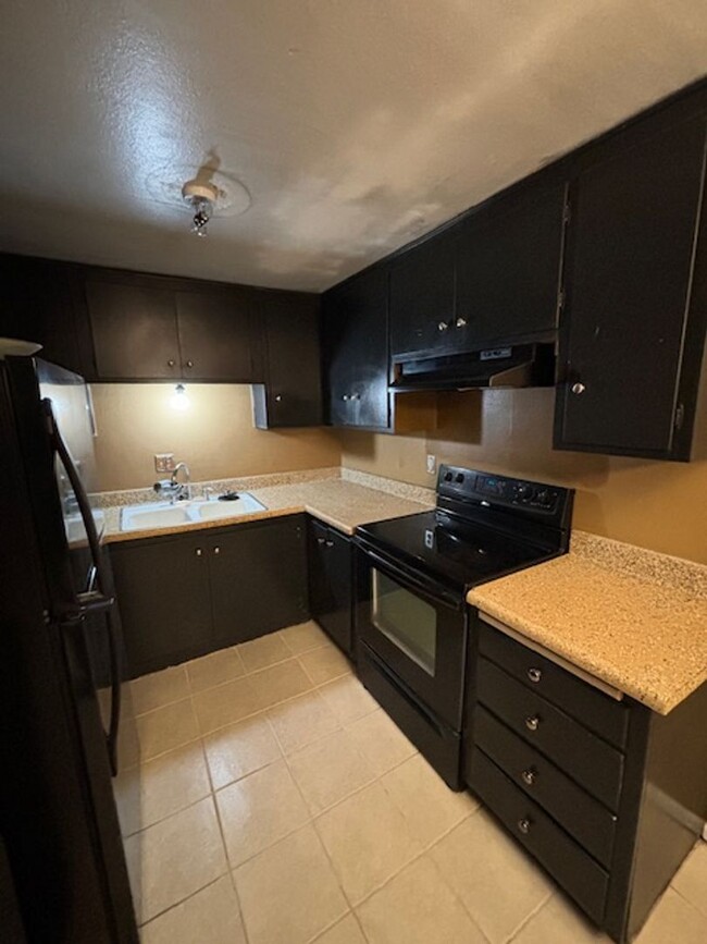 Building Photo - Clean 1 Bedroom / 1 Bathroom Condo in Cali...