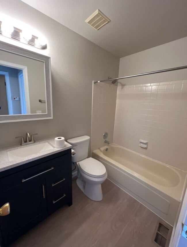 Building Photo - 3 Bedroom 2 Bathroom Home in Roxborough