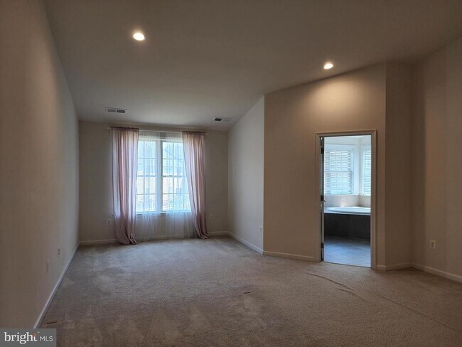 Building Photo - 25020 Cambridge Hl Ter