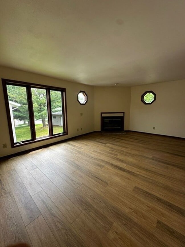 Building Photo - 3 bed/2 bath West Side Townhome