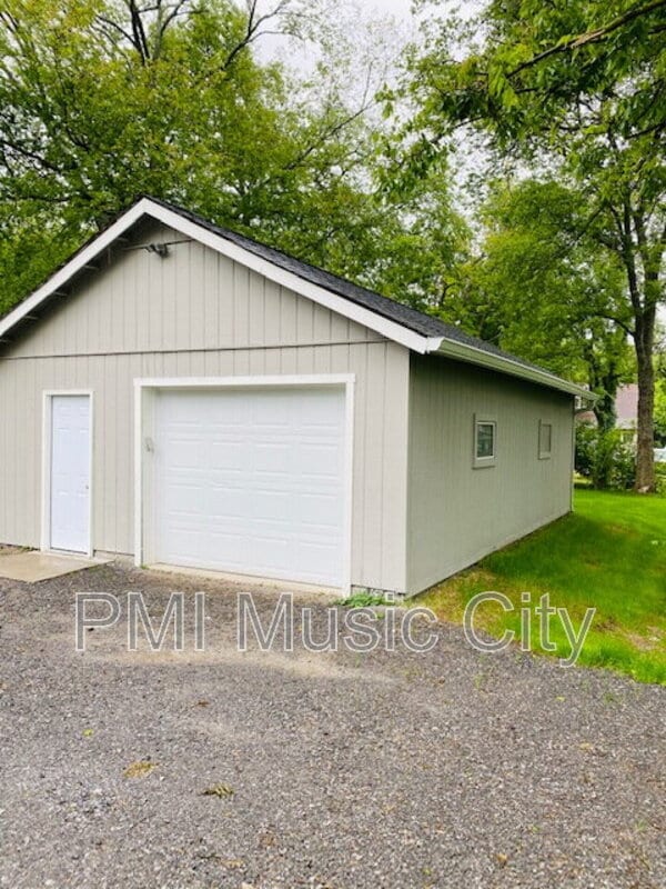 Building Photo - 215 Robinwood Ave