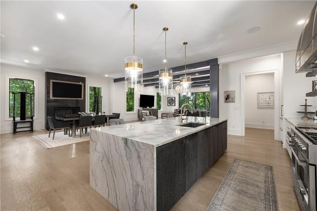 Building Photo - 306 Pinecrest Rd NE