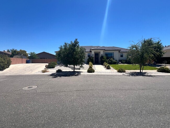 Building Photo - Stylish 3 Bedroom Home with Spacious Layout