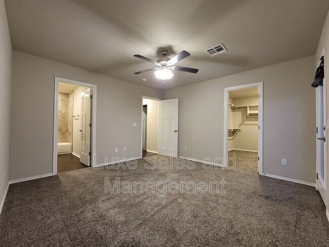 Building Photo - 8808 SW 45th St