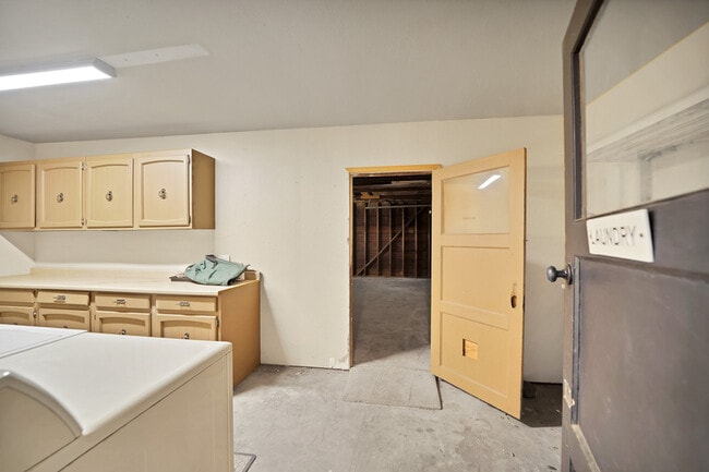 Building Photo - 1301 S Lee Ave