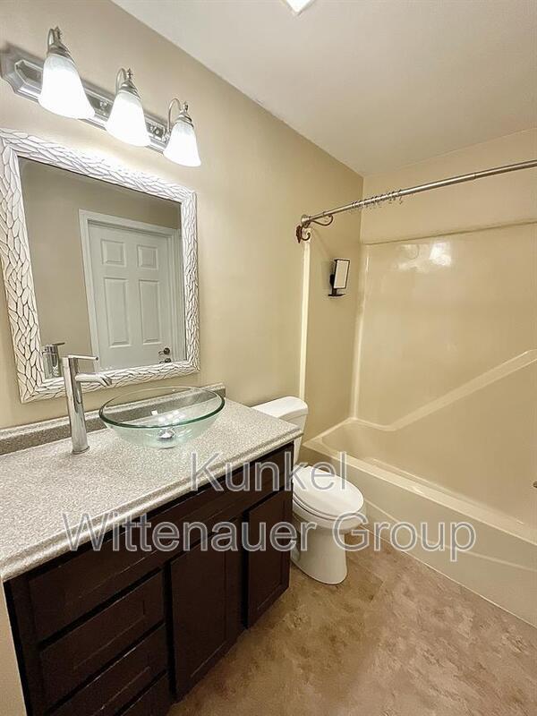 Building Photo - 13 Twin Oaks Dr
