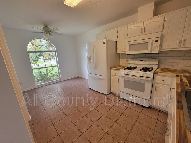 Building Photo - 1609 Vecuna Cir