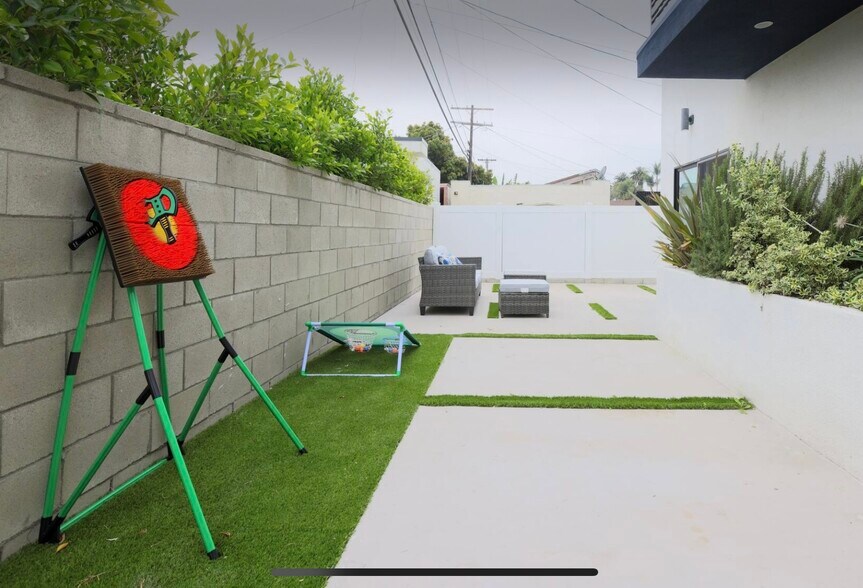 Building Photo - 2806 S Palm Grove Ave