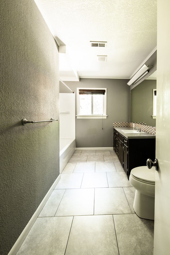 Building Photo - 1627 Oakland Ave