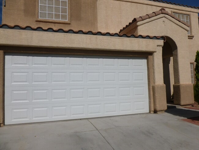 Building Photo - 1705 Encarta St