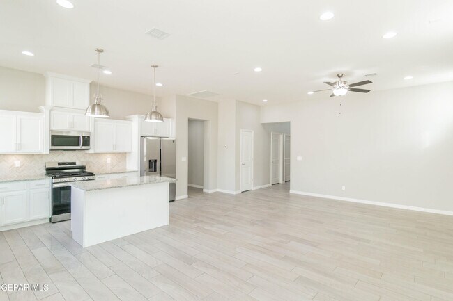 Building Photo - 13815 Paseo De Plata Dr