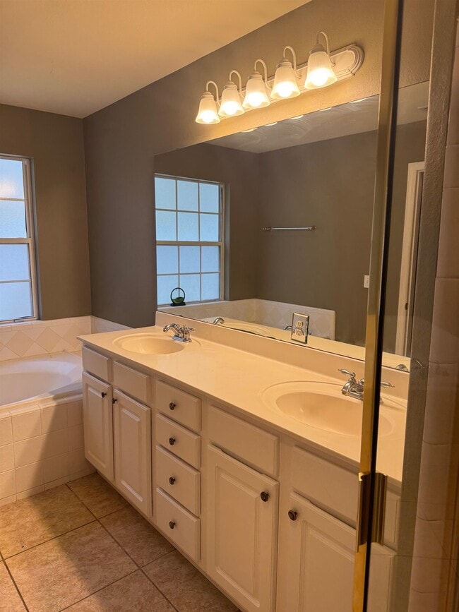 Building Photo - 2186 Heathrow Dr