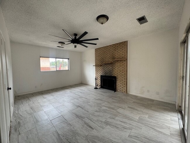 Building Photo - 1002 Av. Manana