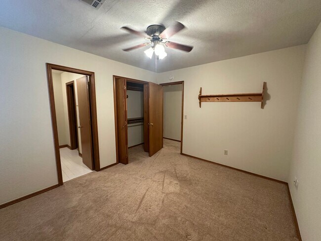 Building Photo - 4 Bed, 2.5 Bath Brick home with 2 car garage