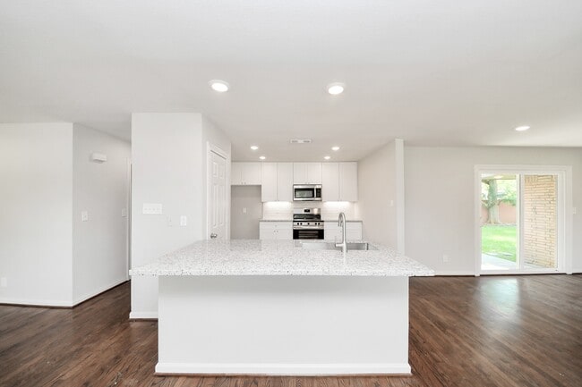 Building Photo - 8102 Bob White Dr