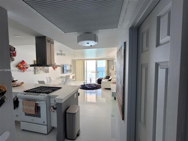 Building Photo - 2030 S Ocean Dr