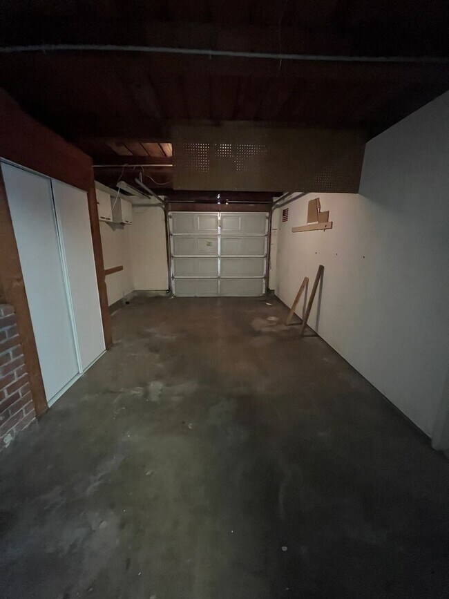 Building Photo - 2 bed 1 bath single family home with back yard and garage space