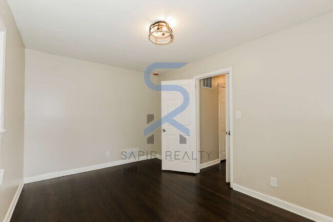 Building Photo - Collier Heights Classic – Spacious 5BR Near Downtown Atlanta