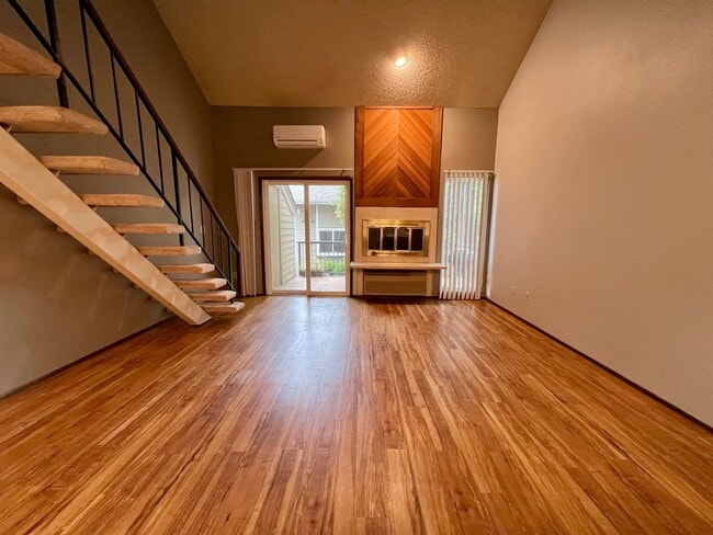 Building Photo - Beautiful 2 Bed, 2 Bath Townhome with Community Pool, Gym & Clubhouse!