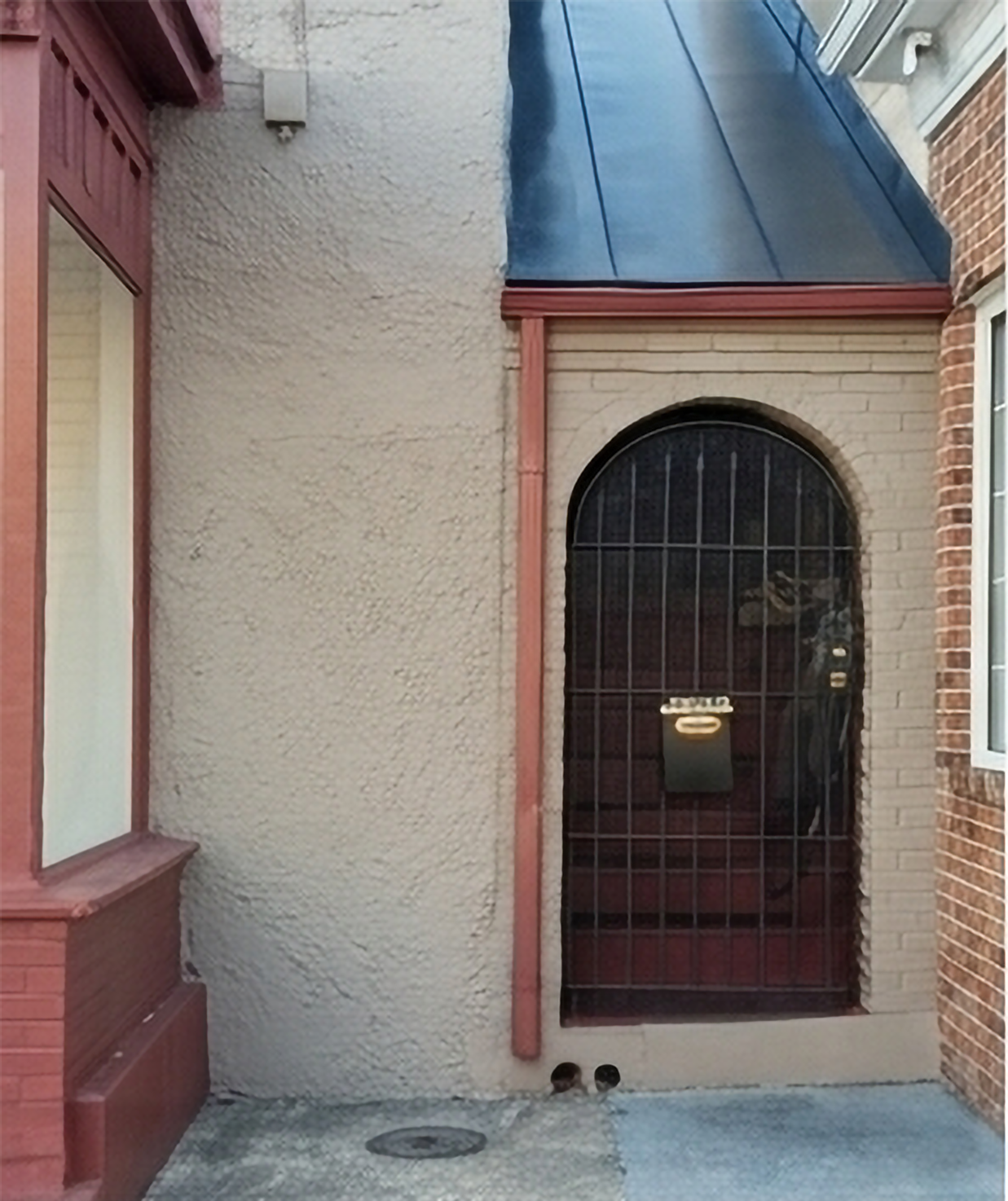 Private Gated Entrance - 20 W Main St