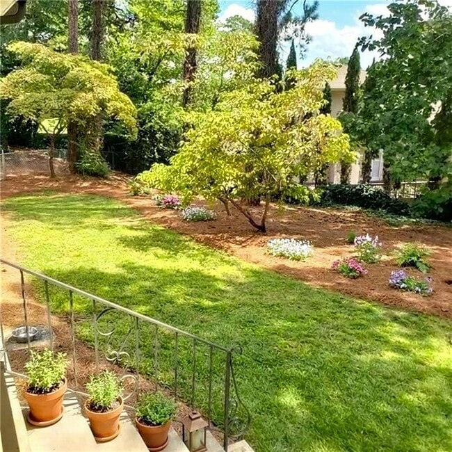 Building Photo - 2356 Valley View Dr SE