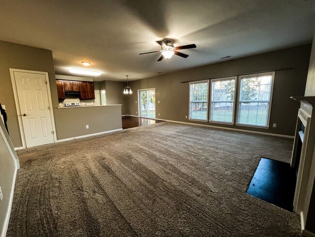 Building Photo - Gorgeous 4 Bedroom, 2 1/2 Bathroom Home in...