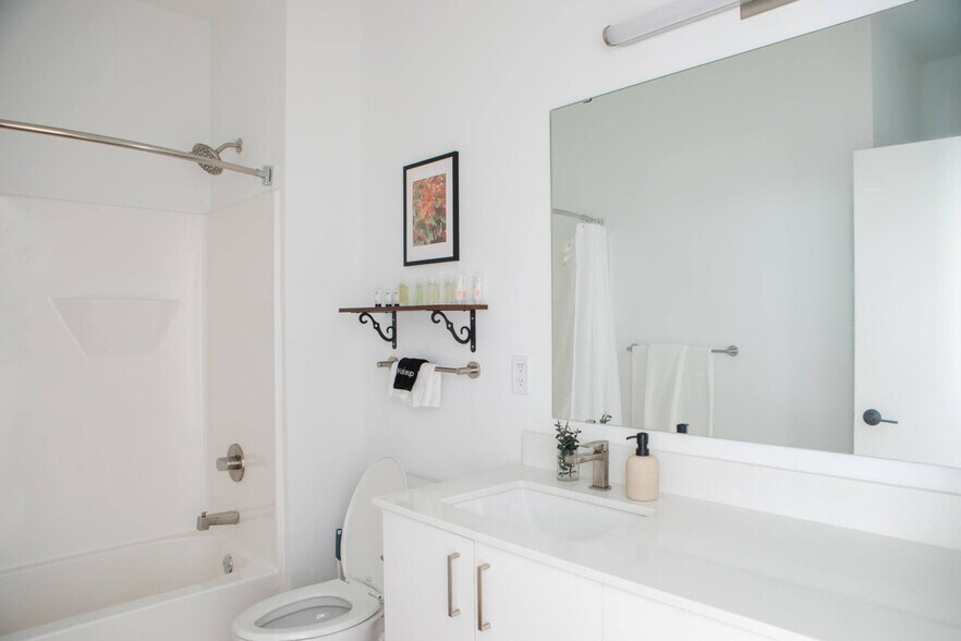 Building Photo - 1237 N Van Buren St