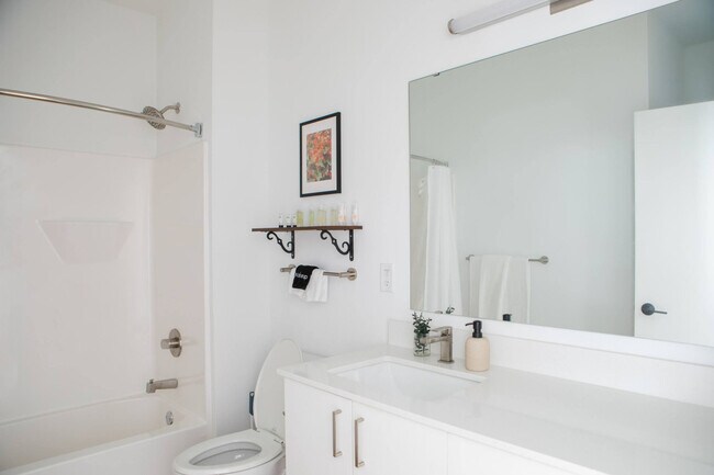 Building Photo - 1237 N Van Buren St