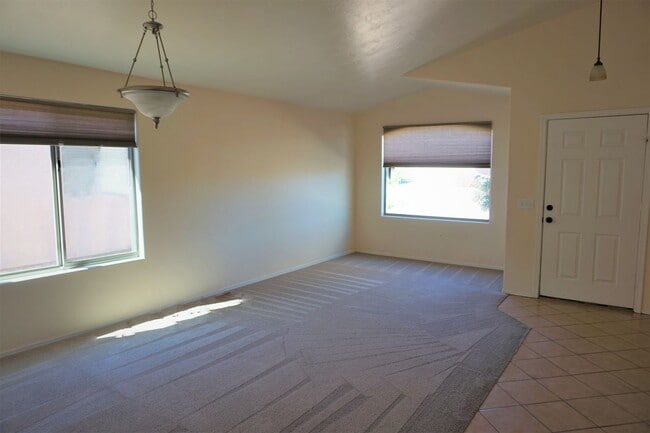 Building Photo - Close to Post