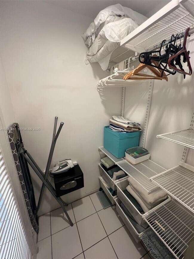 Building Photo - 100 Lincoln Rd