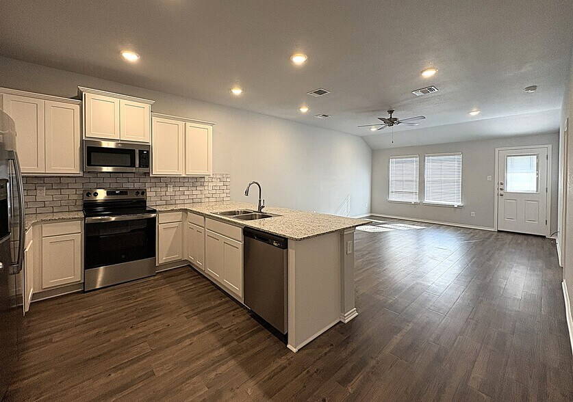 Building Photo - 1202 Lexington Dr