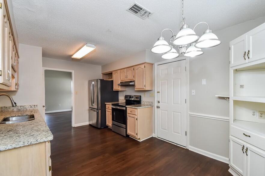 Building Photo - 200 Gaslight Cove