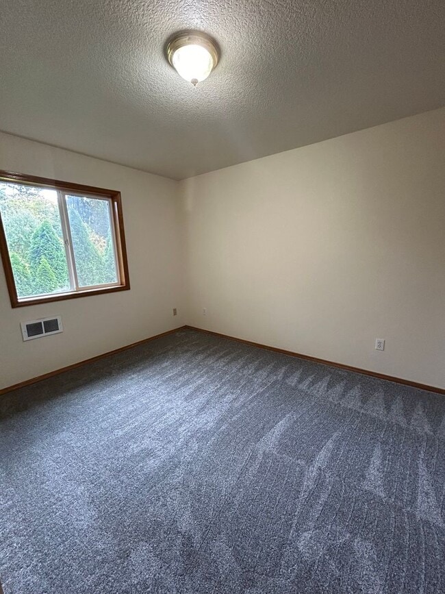 Building Photo - Fabulous 2 bed, 2 bath townhome with garage available for lease!