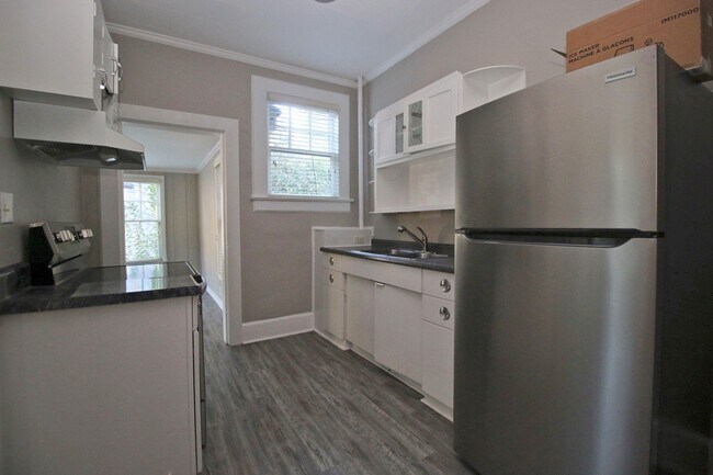 Building Photo - Pre-leasing for 2026-2027 Charming 3 Bed /...