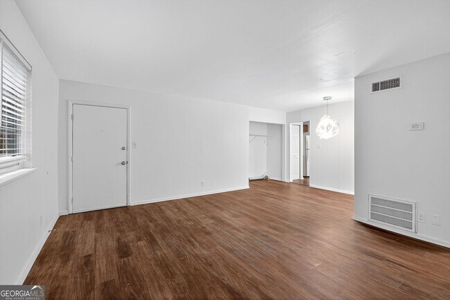 Building Photo - 2516 Peachwood Cir NE