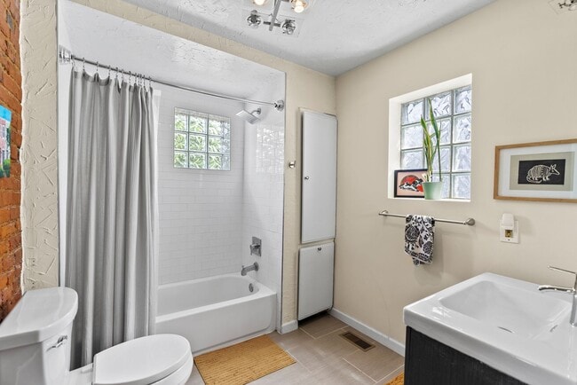 Building Photo - Charming Row Home | 2 Bed | 1 Bath | 950 Sf | Fenced Backyard | 2 Surface Parking Spaces