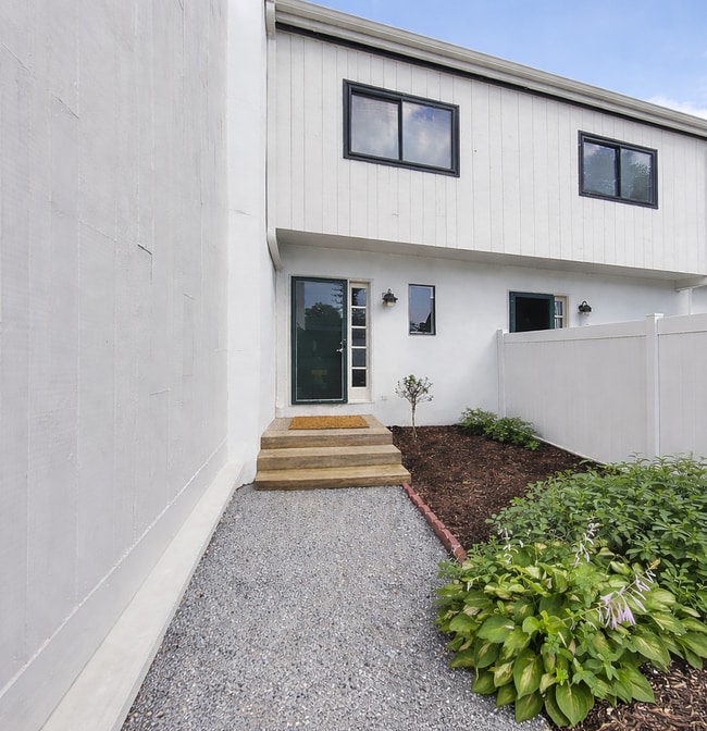 Building Photo - 624 Summit House