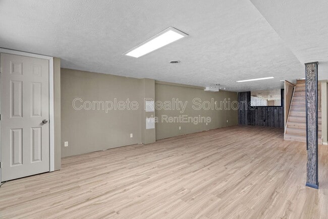 Building Photo - 561 Golfwood Dr