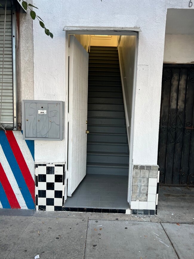 Building Photo - 6403 S Vermont Ave