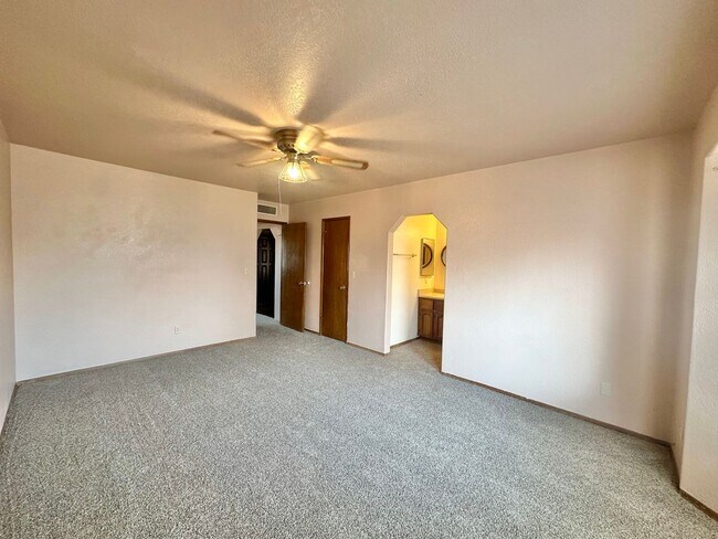 Building Photo - Cute 2 bedroom, 2 bathroom home with firep...