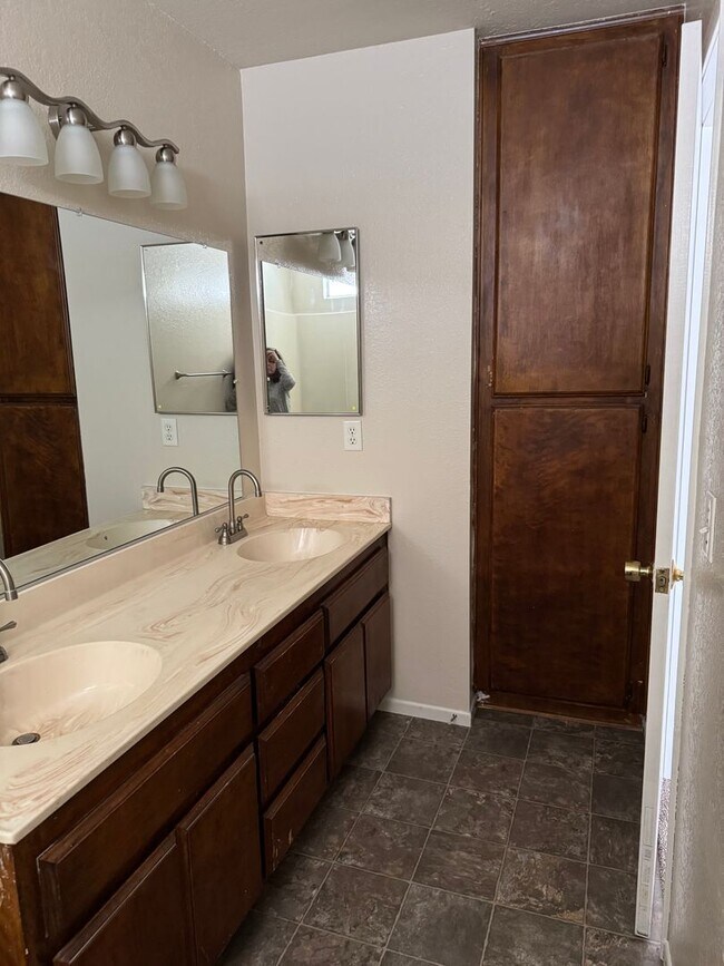 Building Photo - Apple Valley- Four Plex- 2 Bedrooms, 2 Bat...