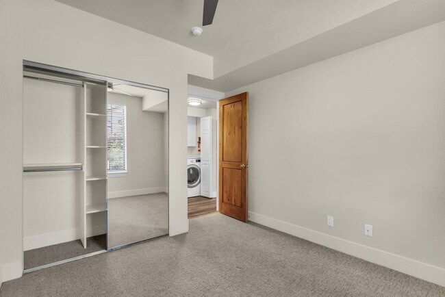 Building Photo - 8381 Meadowview Ct