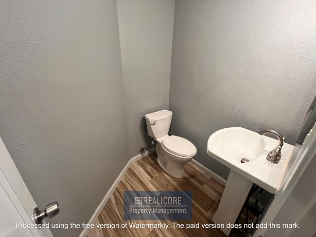 Building Photo - 3220 Parkside Dr