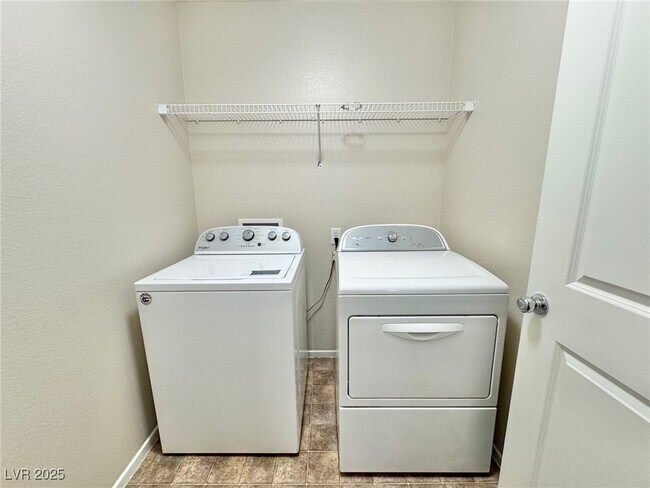 Building Photo - 9413 Sweetwood Ave