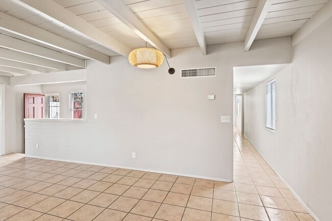 Building Photo - Charming central home